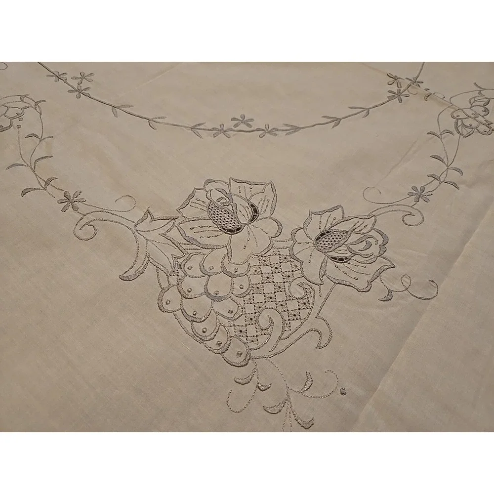 Italian  Embroidered and Cutwork Linen Tablecloth Floral  84